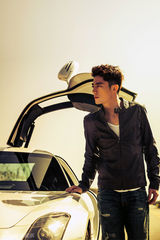 组图：霍建华写真携车出镜 自由洒脱释放天性