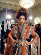 组图：吴佩慈巴黎走秀 西式嫦娥扮唐朝风情