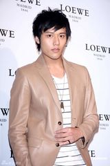 幻灯组图：陈慧琳出席服装发布会 黑色皮装酷劲十足