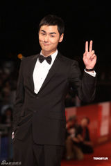 组图：金马赢家后台开心庆功 群星闪耀红地毯