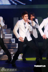 幻灯：SJ-M玩“爱的抱抱” 抱幸运歌迷引台下嫉妒