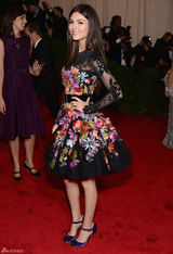 高清组图：维多利亚-嘉丝蒂黑纱花朵礼服亮相