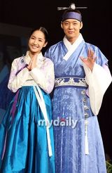 组图：东方神起有天穿古装亮相 现场上演变装秀