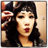 组图：甄子丹化身卓别林耍宝 爱妻变美艳舞娘