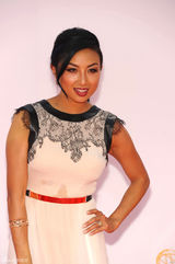 组图：艾美奖红毯 亚裔主播麦珍妮蕾丝黑白配