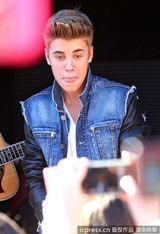 组图：比伯当街献唱谢歌迷 小天王自恋摸发