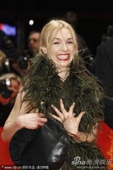 组图：茱莉亚-迭泽秀美背台上开心不已