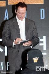 组图：施瓦辛格金知云出席《背水一战》记者会