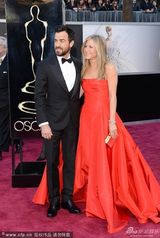 组图：群星闪耀红毯 暮光女拄拐海瑟薇优雅