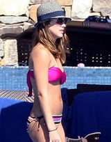 组图：杰西卡-阿尔芭比基尼照曝光展现火辣身材