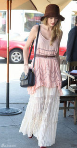 高清图：泰勒-斯威夫特街拍 粉色上衣搭蕾丝裙