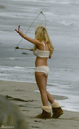 幻灯图：林赛-罗韩轻薄内衣出镜 秀发乱飞似原始人