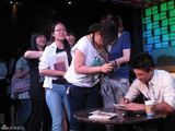 组图：吴奇隆影迷见面会遭熊抱 粉丝激动泣不成声
