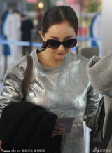 组图：杨幂频捂嘴疑生理反应 脱外衣遮肚防偷拍