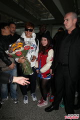 组图：金钟国亲民访港 笑容满面不拒签名