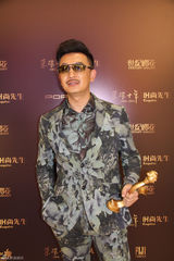 组图：吴镇宇时尚盛典帅气 钟丽缇绿裙秀性感