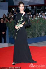 组图：超模威尼斯走秀 玉背全裸轻嗅玫瑰