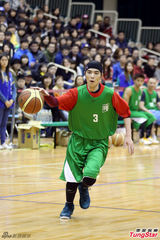 组图：萧敬腾一扫泼粪阴霾 展笑颜和学生打球