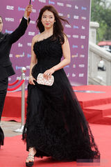 组图：朴信惠现身百想露肩长裙优雅别致