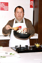 组图：曾志伟录节目当大厨 谈女儿与周渝民绯闻