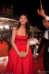 组图：张雨绮玫瑰红抹胸裙现身娇艳如花