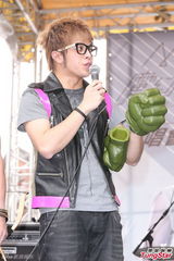 组图：MP魔幻力量签唱会 曝成员遭女粉丝抓下体