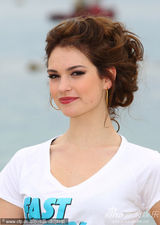 组图：电影《女飞人》发布会 三女星海滩活力狂奔