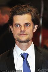 组图：《金子》柏林首映 女星罗萨裙装别致