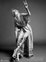 组图：Gaga拍另类黑白写真 边比剪刀手边流泪