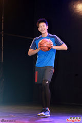 组图：霍华德京城耍宝 与柯震东拼球技