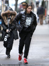 组图：麦当娜分手心情黯淡 爱女陪老妈逛街散心