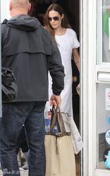 组图：36岁辣妈安吉丽娜-朱莉白裙现身咖啡馆