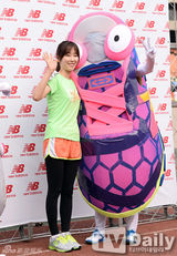 组图：f(x)宋茜等助阵马拉松 运动服展青春活力