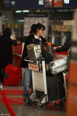 组图：IT GIRL陈燃赴巴黎“淘金”  机场展微笑