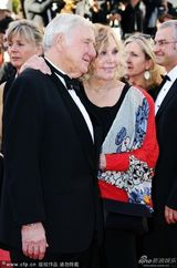 组图：戛纳闭幕红毯 金-诺瓦克尽展知性优雅