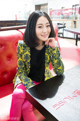 组图：张丁懿时尚写真色彩缤纷展甜美笑容