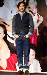 组图：韩星严智苑宣传《Festival》 低胸裙性感亮相