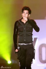 幻灯组图：萧敬腾着铆钉皮衣献唱 卢广仲瑶瑶泯恩仇