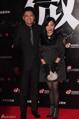 组图：2012新浪微博之夜红毯-发哥发嫂恩爱牵手