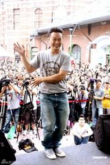 高清图：陈奕迅签唱会搞怪 演唱会加场回馈歌迷