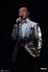 组图：黄伟文作品展落幕 陈奕迅何韵诗台上激吻