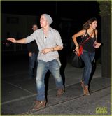 组图：妮娜与绯闻男友深夜同行 恋情疑浮出水面