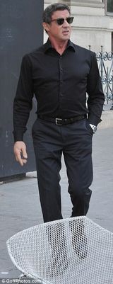 组图：史泰龙给女儿买高跟鞋 陪妻女逛街当模范老爸