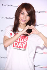 组图：Hebe亲切可爱热心公益 透露Ella赴美学英文