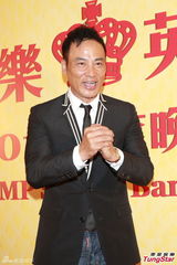 组图：谢霆锋出席英皇春茗 姗姗来迟拒受访