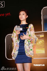 幻灯图：方力申邓丽欣出席商演 牵手对唱十分默契