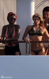 高清组图：菲姬游艇大秀比基尼 性感身材呼之欲出