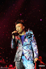 组图：陈奕迅伦敦举行个唱 现场唱情歌送太太