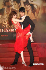 幻灯图：吴佩慈捧场《九》首映 称不会为爱牺牲太多