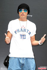 组图：周杰伦被问订婚打太极 自豪暴瘦腹肌仍在